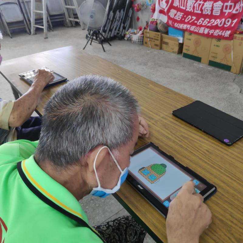 長輩開心的作畫