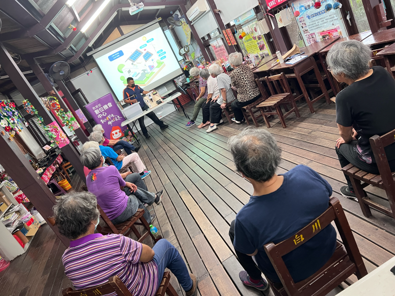 講師先在課前講解太陽能發電的原理