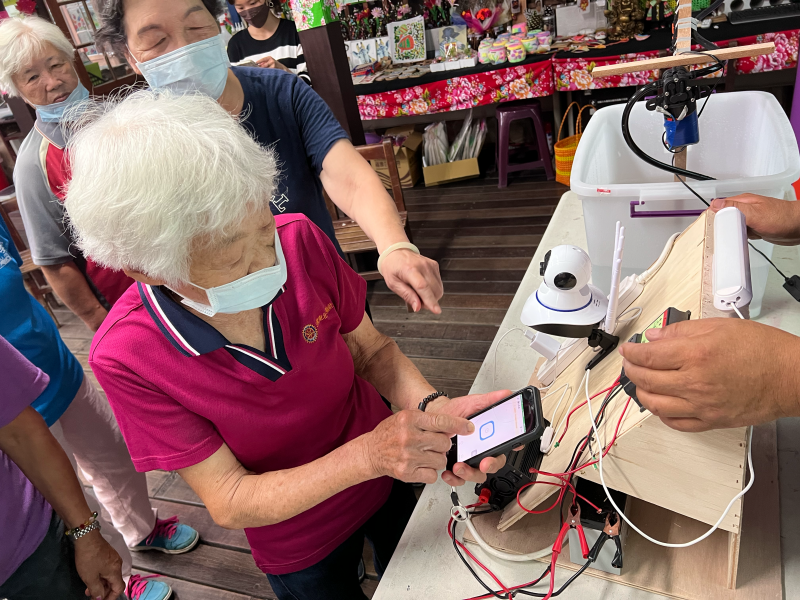 讓長者體驗遠程控制的方便性