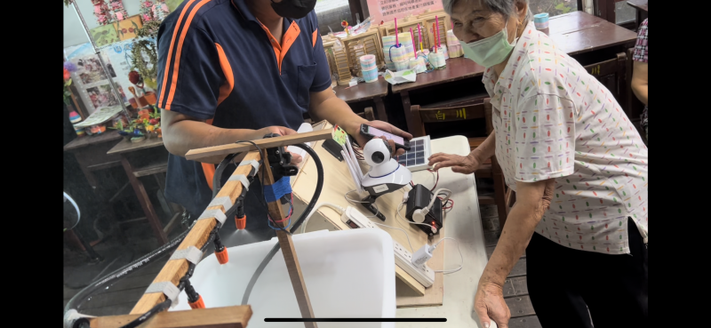 阿嬤還會測試水壓夠不夠強，會不會卡水管等等問題，邊玩邊和老師請教相關問題