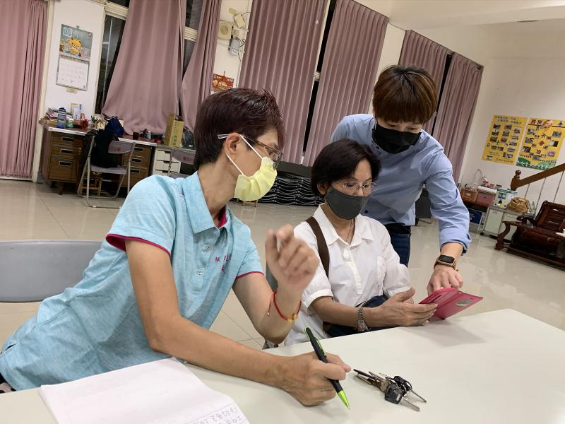 講師協助學員使用Keep工具，完成農特產品訂單資訊。