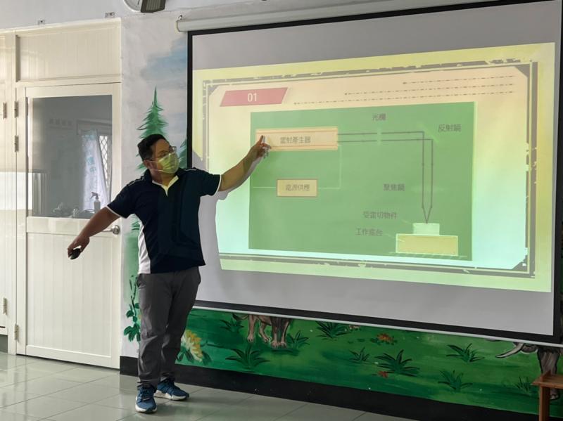 講師介紹雷雕機雕刻物體的原理