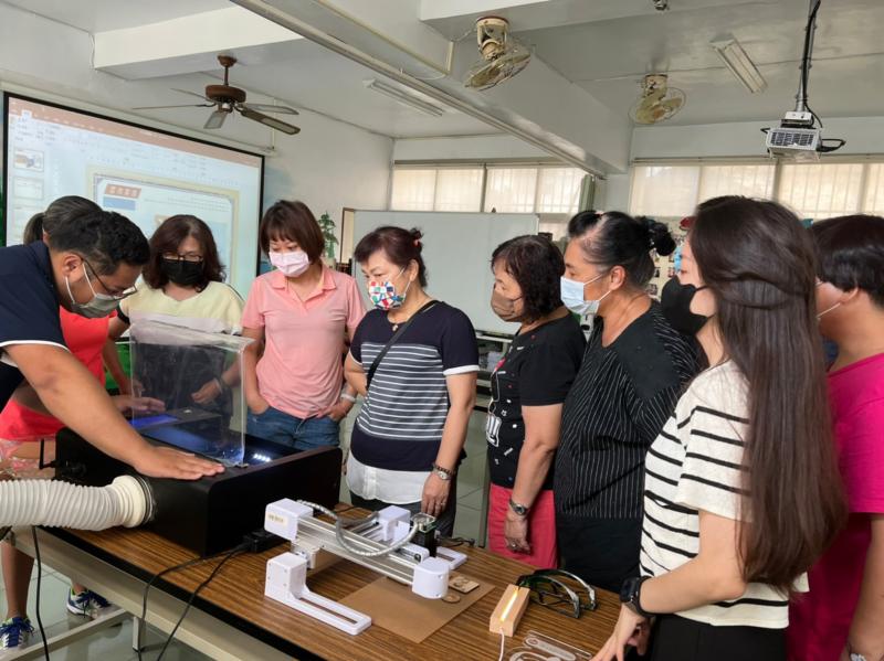 講師示範操作雷雕機雕刻物體