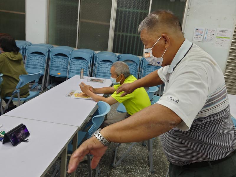 九湖社區理事長玩手機APP-活力接,配合音樂跟著節拍動起來了!