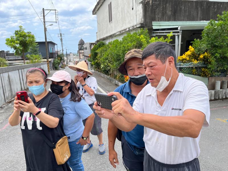 學員積極向老師詢問環景相機的運用。