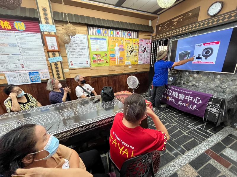 講師於課程中介紹環景相機的類別。