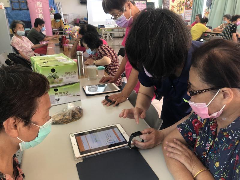 教導學員操作智慧手環連接平板