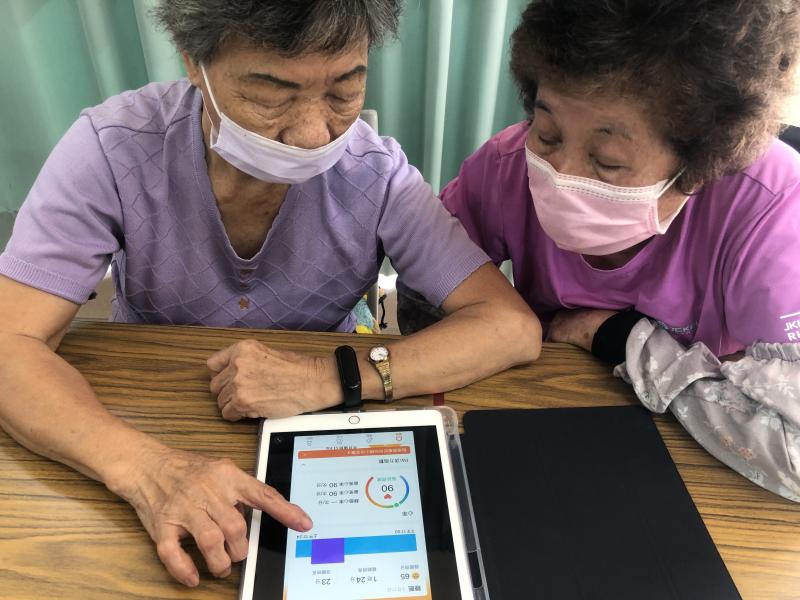 學員操作智慧手環及連接平板