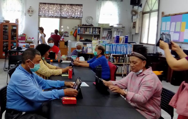 希望能用平板或是手機，慢慢的也可以跟上時代，而且還可以再偏鄉地區查看自己的看診進度。