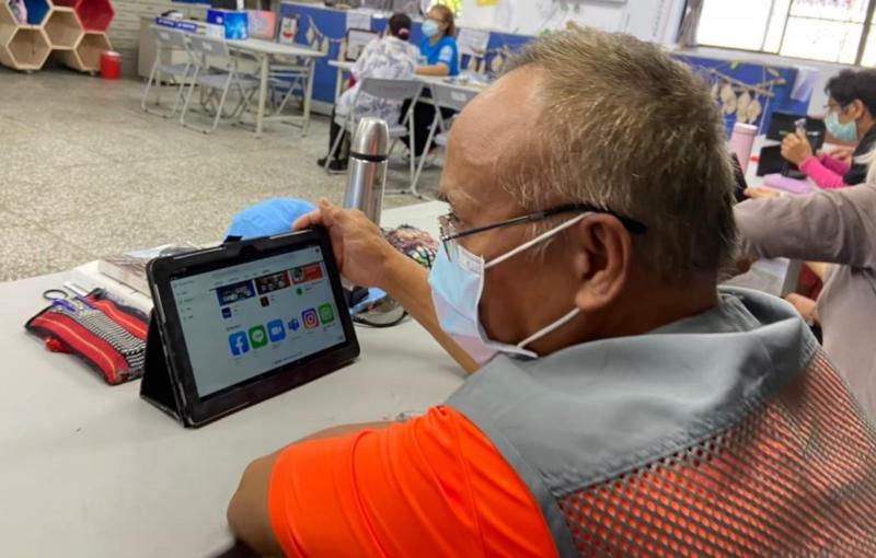 長輩學習時候的態度很好，認真學習，而且跟上老師的腳步。