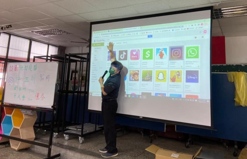 老師一步一步地從如何下載開始，讓學員學習如何下載所需要的程式。