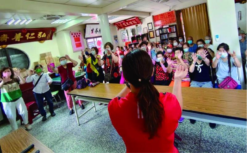 長者跟者影片動起來---坐姿及站姿2種動作選擇，可以增加長者身體活動，還能強化肌力及平衡力