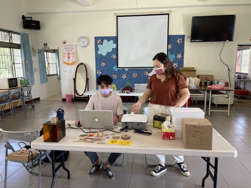 雷雕課程準備中，講師秀出一堆成品供學員欣賞