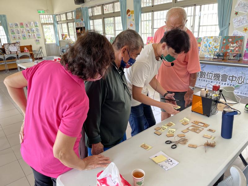 學員靠近了解雷雕機動作原理