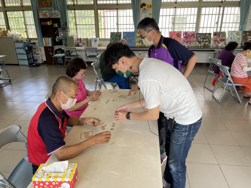 雷雕好的紙卡提供學員可以一起參與組裝