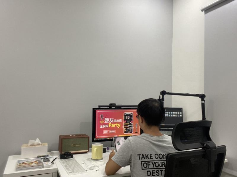 講師張家豪利用雙設備線上教導學員