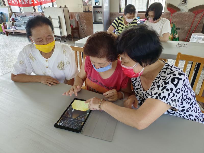 保齡球還有一個沒有全倒, 學員互相討論與測試要怎麼才能打中呢?