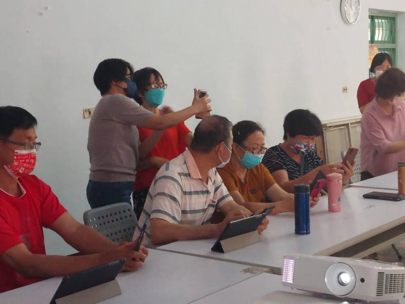 學員們認真學習