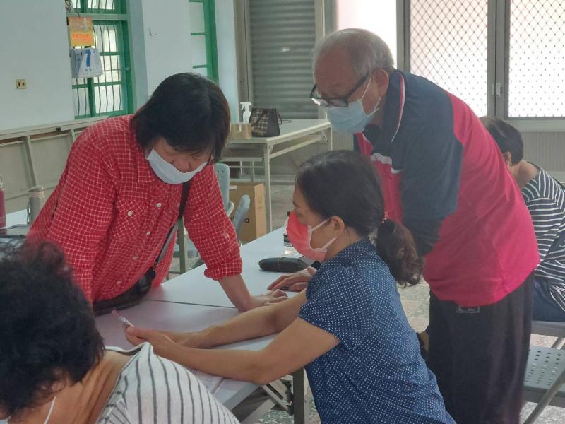 下課休息時間學員們認真練習