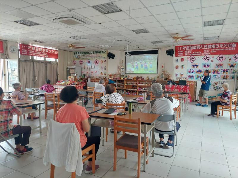 長輩們隨影片一起做操