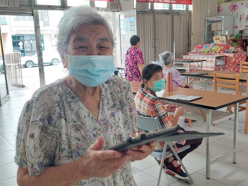 長輩下課休息時間認真拿著平板行走累積計步器