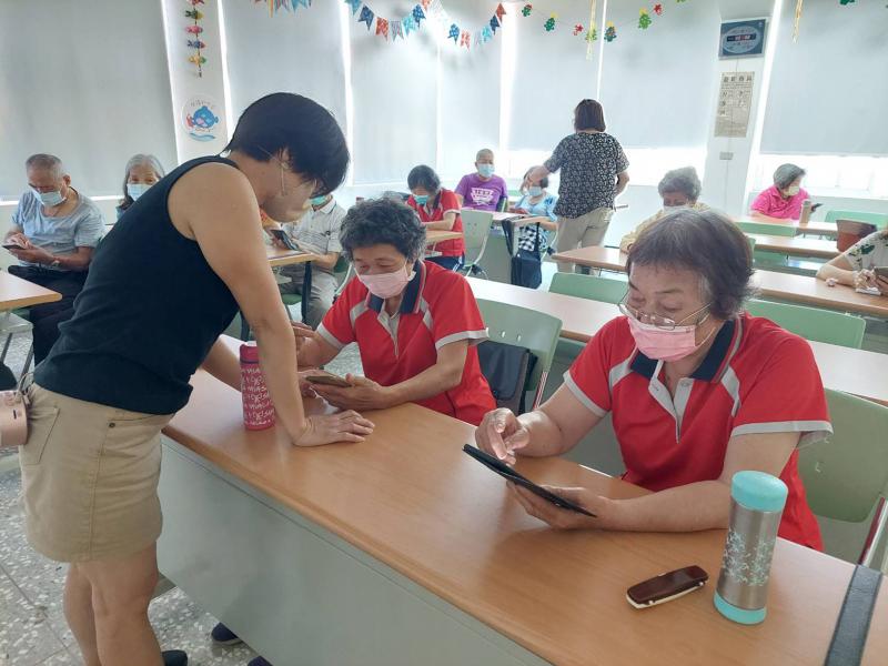 講師認真協助學員