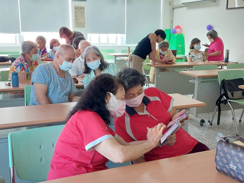 下課休息時間學員們認真練習