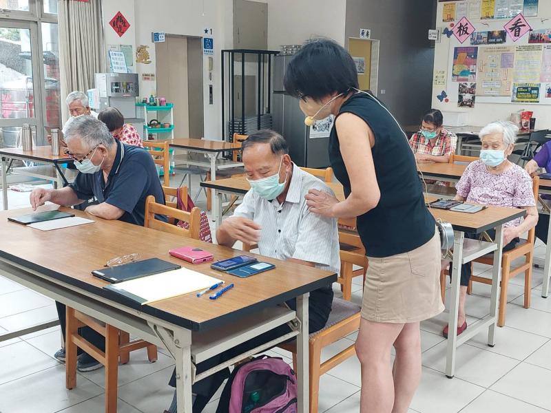 講師認真協助學員