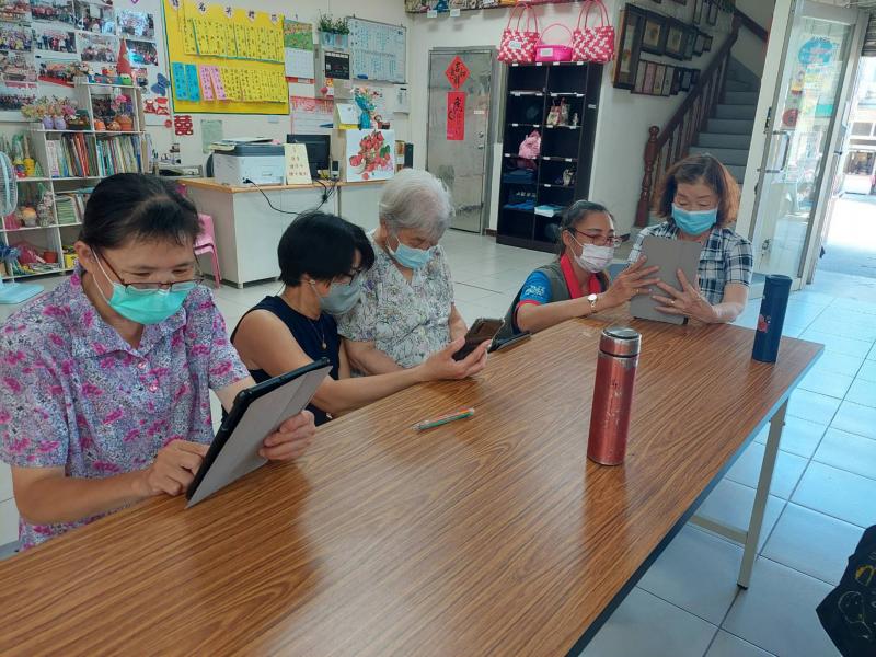 下課休息時間學員們認真練習