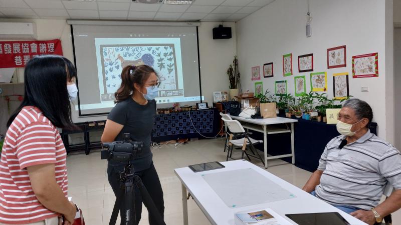 講師幫忙長者錄他們的生命故事