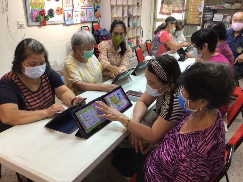 長者外勞協助阿嬤平板電腦上課操作