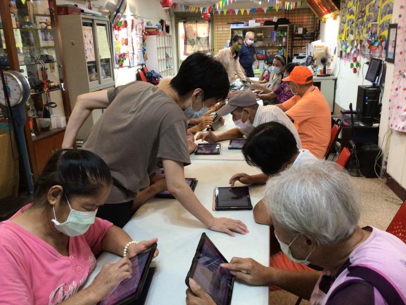 講師指導社區長者平板電腦上課操作