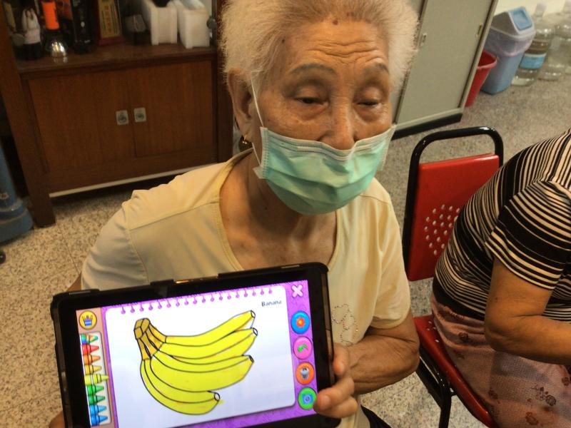 社區長者使用塗鴉繪圖APP完成之作品