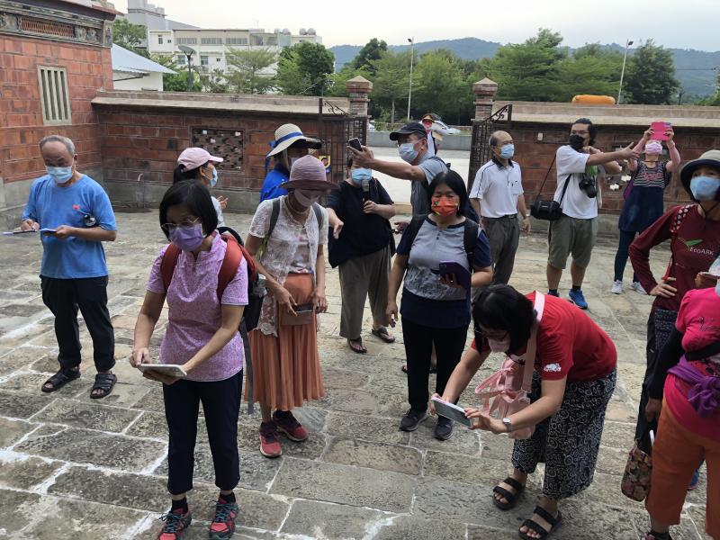 學員拍照採集走訪家廟