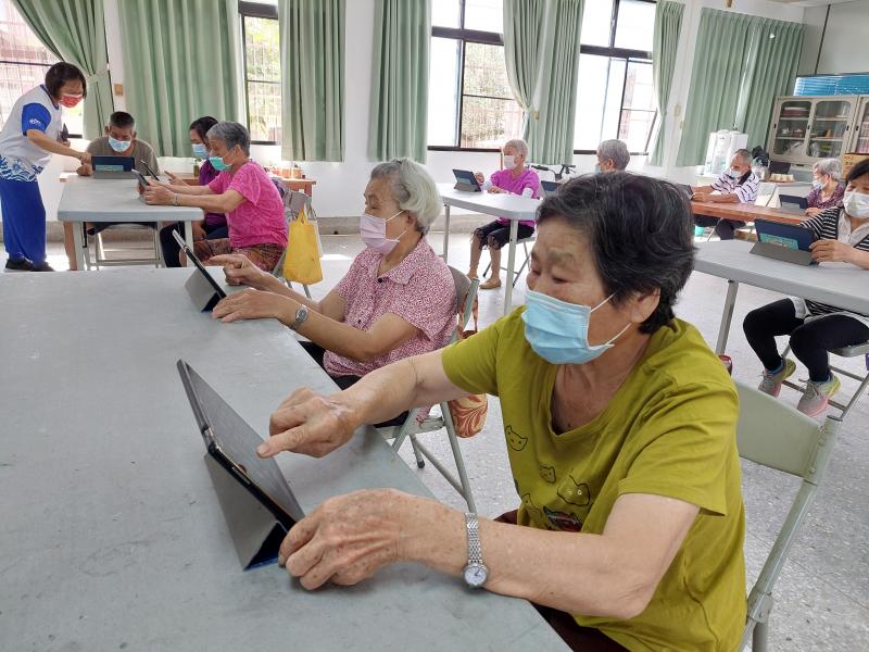 舉起手一起來滑平板