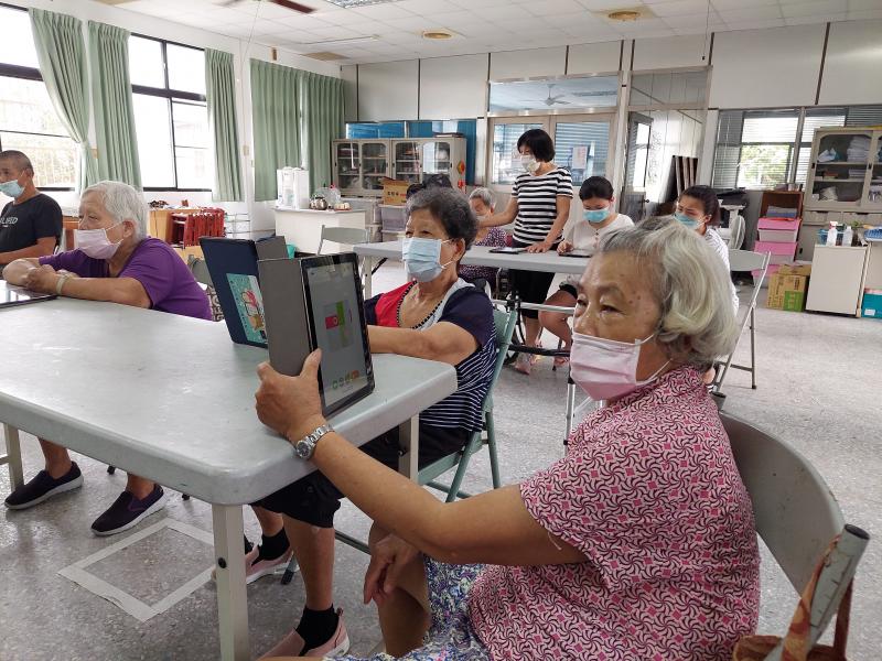 上課仔細聽講師解說