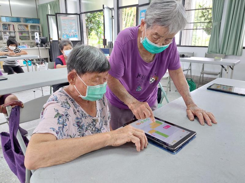 學員間互相鼓勵協助學習