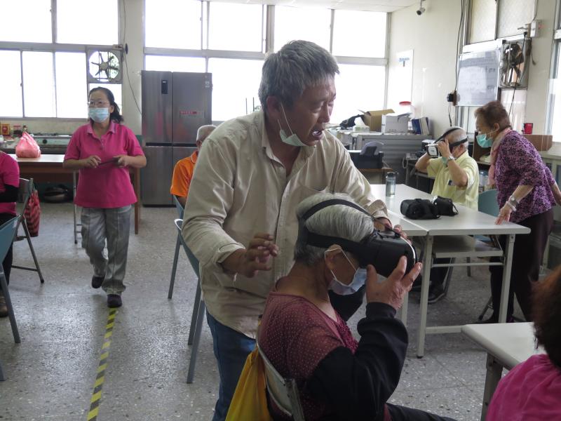 廖本源助教帶領學員體驗VR，長輩帶著好奇的眼神參與學習，充滿了喜悅。