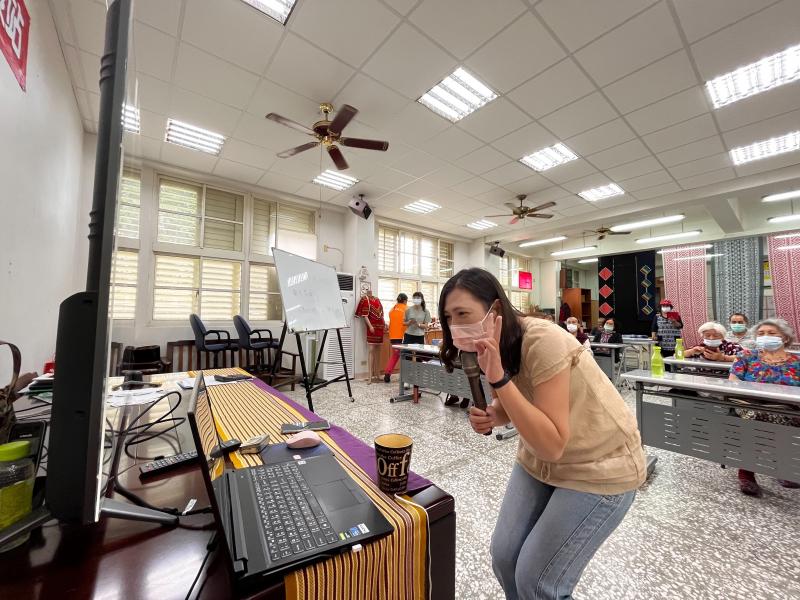 長輩們在課程中學習到如何使用會議室視訊。