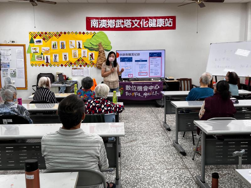 羅玉合講師在課程中宣導雲端保健與資安。