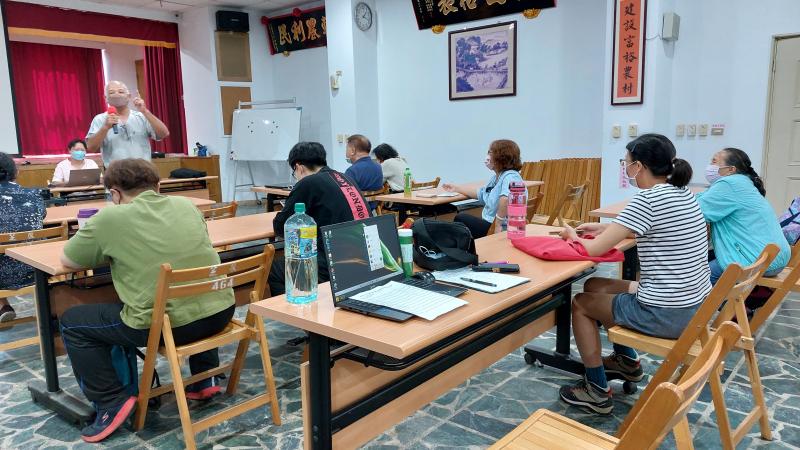 學員們共同討論今天直播的流程與特色