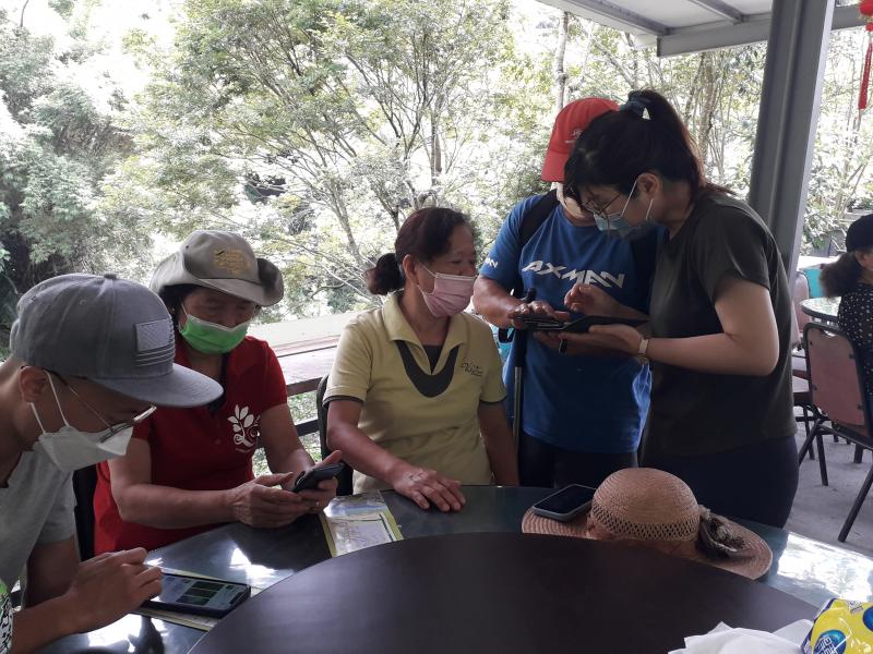 蕭老師指導學員下載MapMyRun APP並介紹操作方式,以方便爬大橫屏山可以記錄路線圖製作編製共編地圖,及行進中拍照記錄行程花草樹木