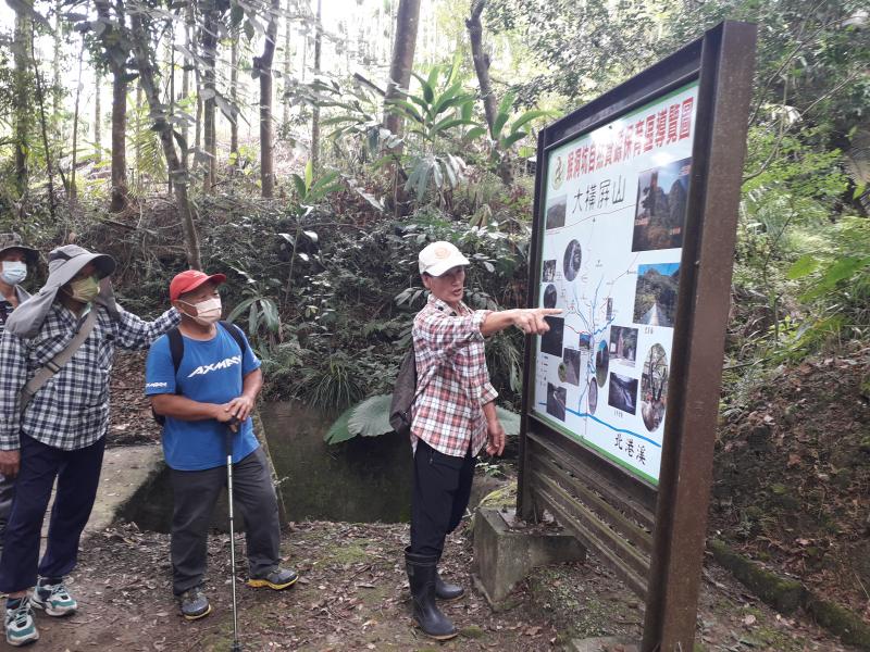 導覽員建議學員要怎麼規劃行進路線及行前需注意事項,及必訪特色景點