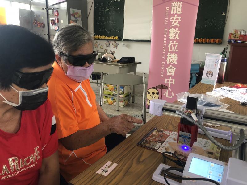 學員觀看雷雕機雕刻