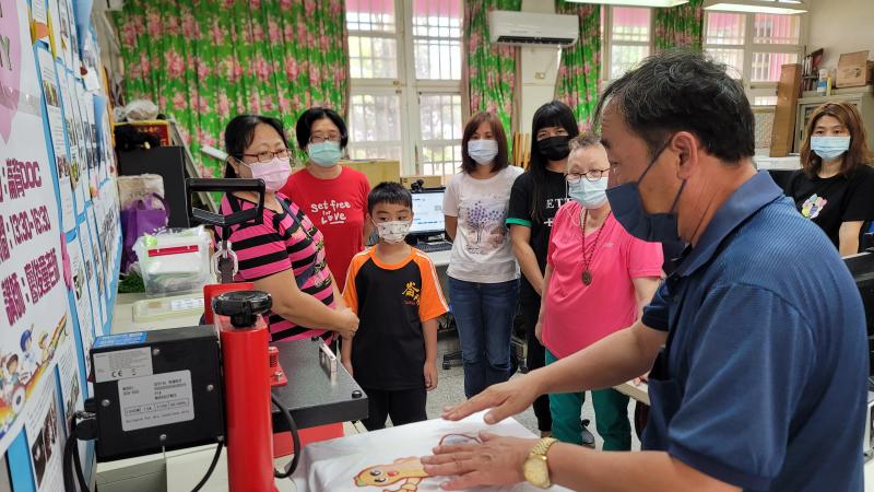 老師示範操作步驟。