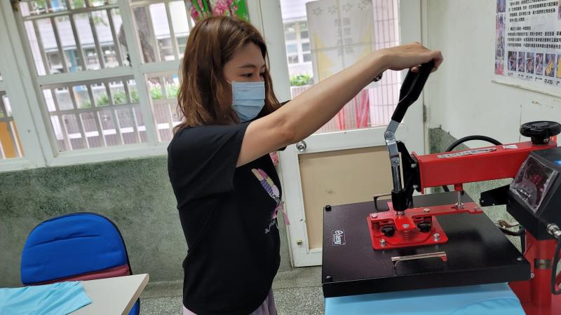學員親操作熱轉印機。
