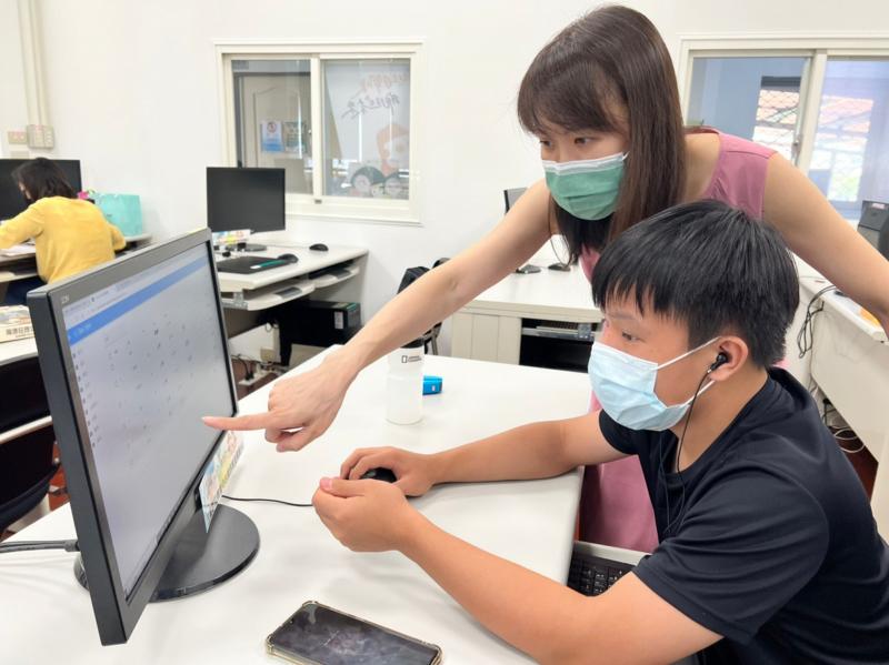 老師細心的教導數位互動APP操作