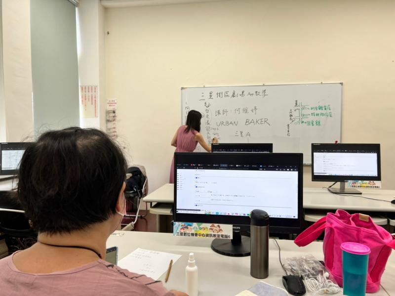 學員們專心的製作數位互動導覽APP