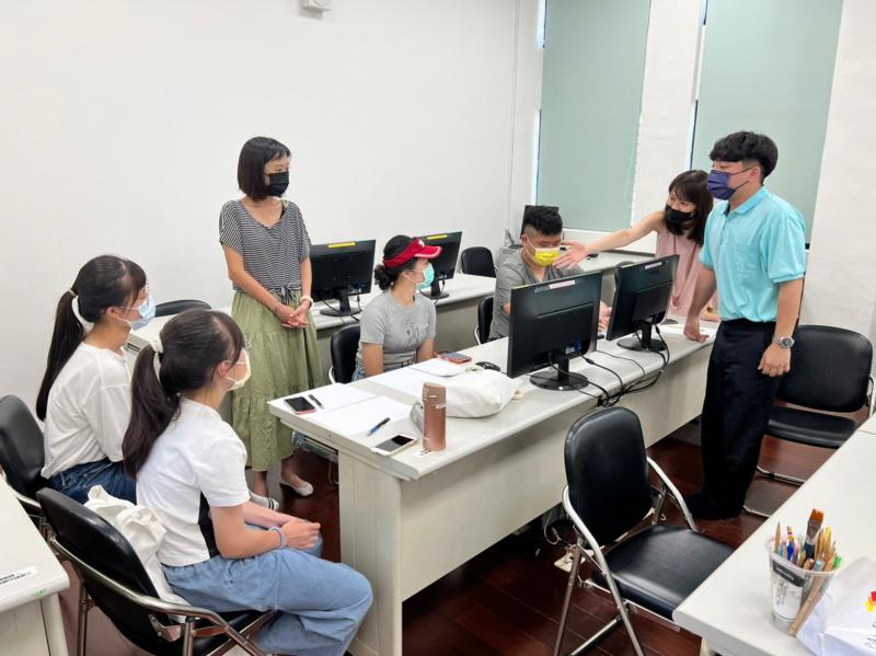 彙整採訪資料，並與班上同學分享採訪過程遇到的經驗