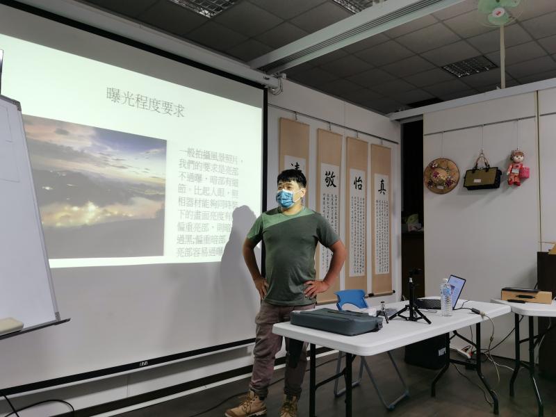 老師於課堂上進行講解夜拍的色手法-長曝